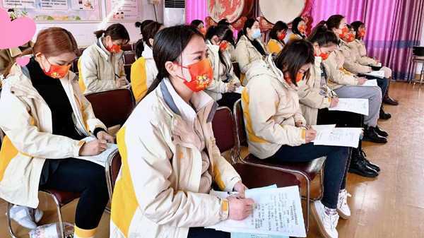 山东平邑：实验小学附属幼儿园：读书成长自我(图2)