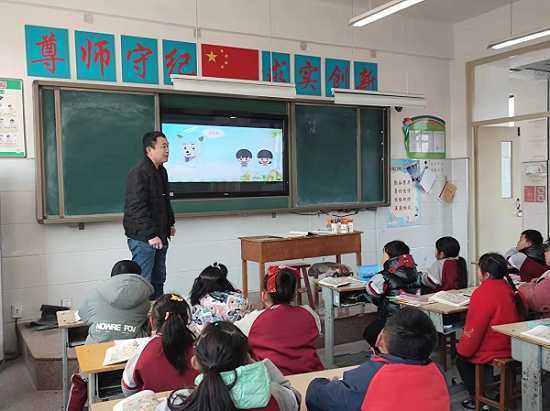 柏林镇中心校“小马扎动起来——推门听课”活动(图1)