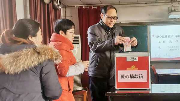 山东平邑：实验小学践行“奉献、友爱、互助、进步”雷锋精神(图1)