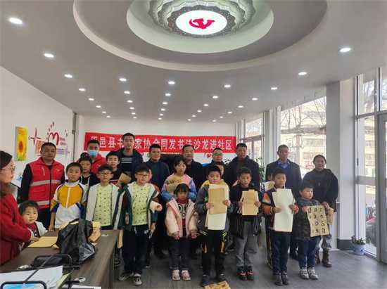 【社区要闻】 平邑街道站前社区开展“结字因时相传，用笔千古不易”青少年书法活动(图1)