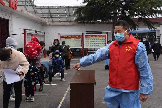 共同战“疫”丨保太镇开展全员核酸检测(图3)