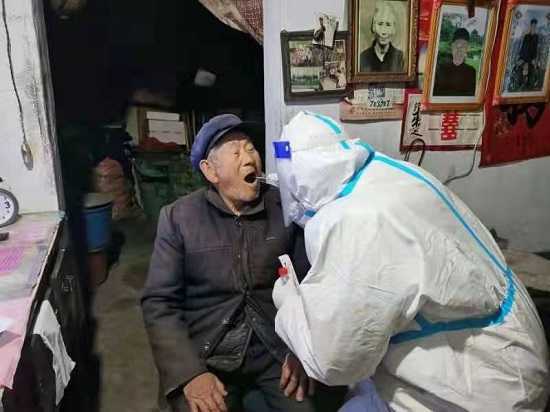 共同战“疫”丨保太镇开展全员核酸检测(图4)