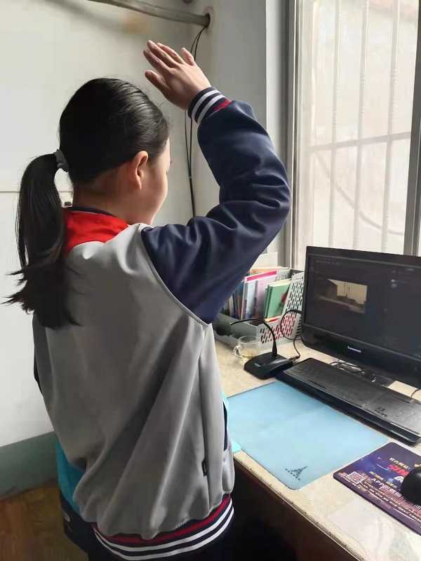 山东平邑兴蒙学校举行“‘平’安守护，‘邑’起抗疫”主题线上升旗仪式(图4)