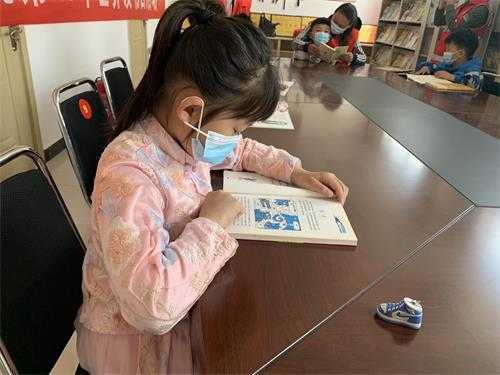 平邑街道：东城片区开展“沐浴书香，以书为友”儿童阅读活动(图2)