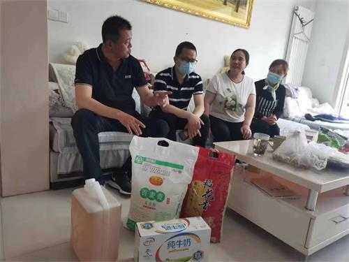 平邑街道走访慰问立功受奖现役军人家属(图2)