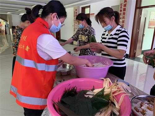 平邑街道浚东社区开展 “情系端午，粽享快乐”包粽子活动(图1)