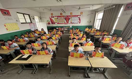平邑县柏林镇中心小学举行“爱的守防”防溺水歌咏比赛(图1)