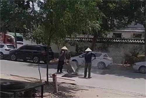 平邑街道：修复破损路面  提升城市形象(图1)
