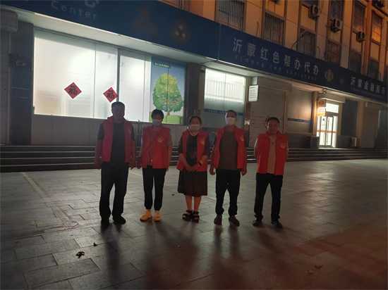 【“沂”起学理论】平邑街道厚德社区志愿者，“助力高考 爱心护航”夜巡记实(图3)