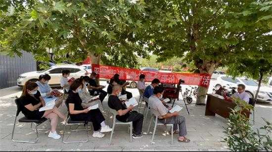 绿荫树下讲故事，老党员领学理论-平邑街道“讲故事、学理论”活动纪实(图1)