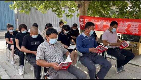 绿荫树下讲故事，老党员领学理论-平邑街道“讲故事、学理论”活动纪实(图2)