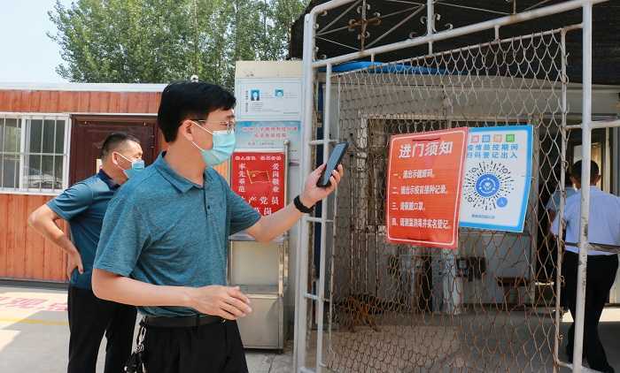 平邑县疫情防控督查组到柏林镇中心校检查指导工作(图1)