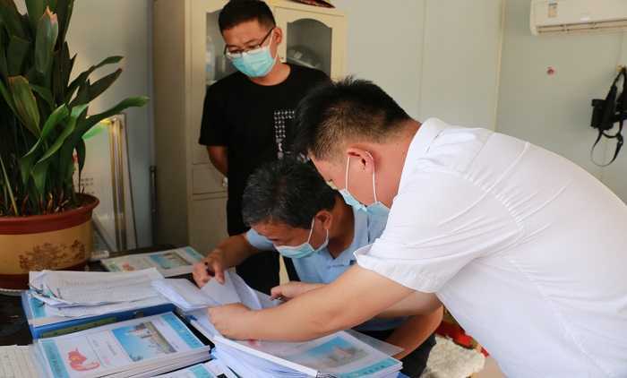 平邑县疫情防控督查组到柏林镇中心校检查指导工作(图2)