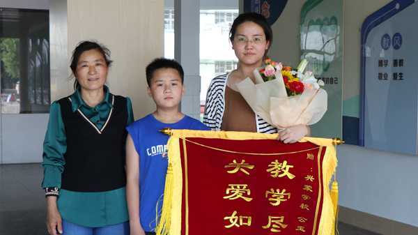 山东平邑：三面锦旗表谢意(图1)