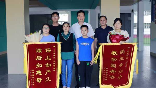 山东平邑：三面锦旗表谢意(图3)