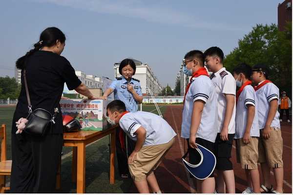 平邑县第四实验小学开展交通安全进校园活动(图2)
