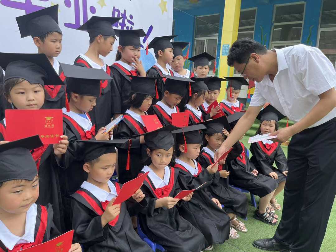 在最美的初夏，说再见---地方镇第二中心幼儿园大班毕业典礼(图1)