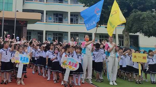 山东平邑：幼儿园开展“小学生活体验”(图1)