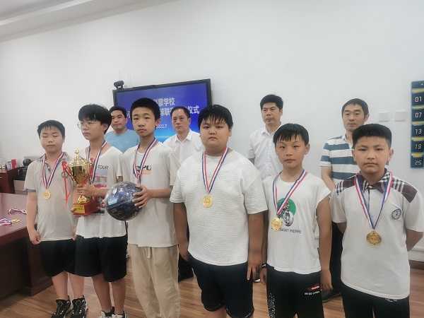 平邑兴蒙学校举行“小杏仁杯”3v3篮球联赛 颁奖活动(图1)