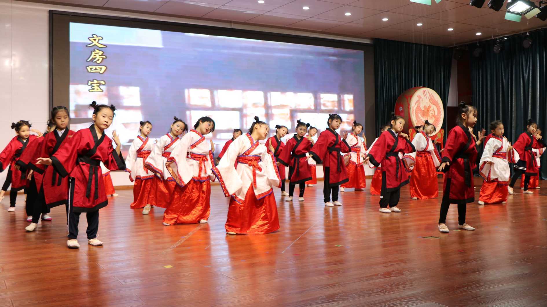 筑梦飞扬 未来可期--兴蒙学校幼儿园举行大班毕业典礼(图2)
