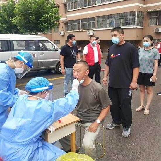 【“沂”起学理论】查风险、防扩散！平邑街道有序开展“拉网式”核酸检测(图2)