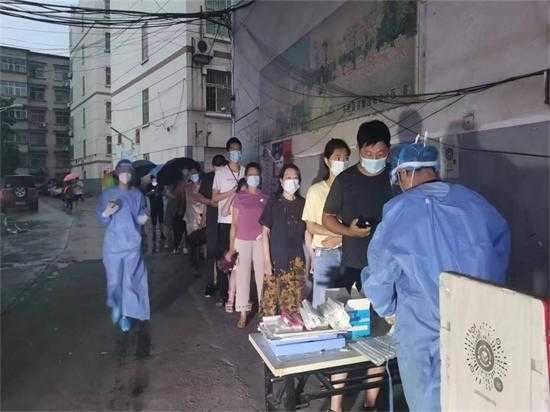 【“沂”起学理论】查风险、防扩散！平邑街道有序开展“拉网式”核酸检测(图3)