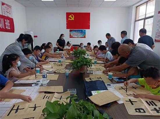 平邑街道汉阙社区：书法进社区， 文化沁童心(图2)