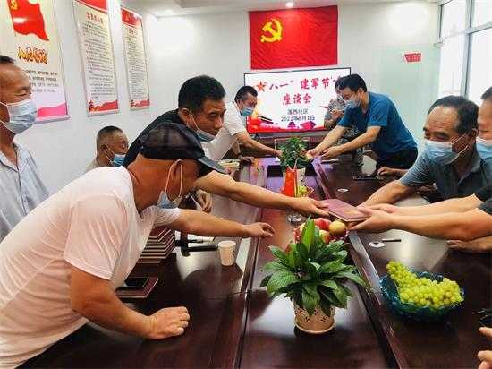 平邑街道莲西社区组织辖区退役军人开展“八一”座谈会(图3)