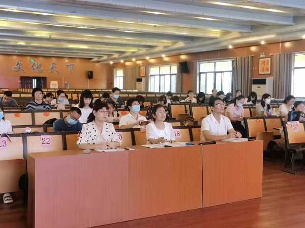 学习新课标 树立新理念 明确新方向  ---平邑兴蒙学校开展语文新课标培训学习活动(图3)