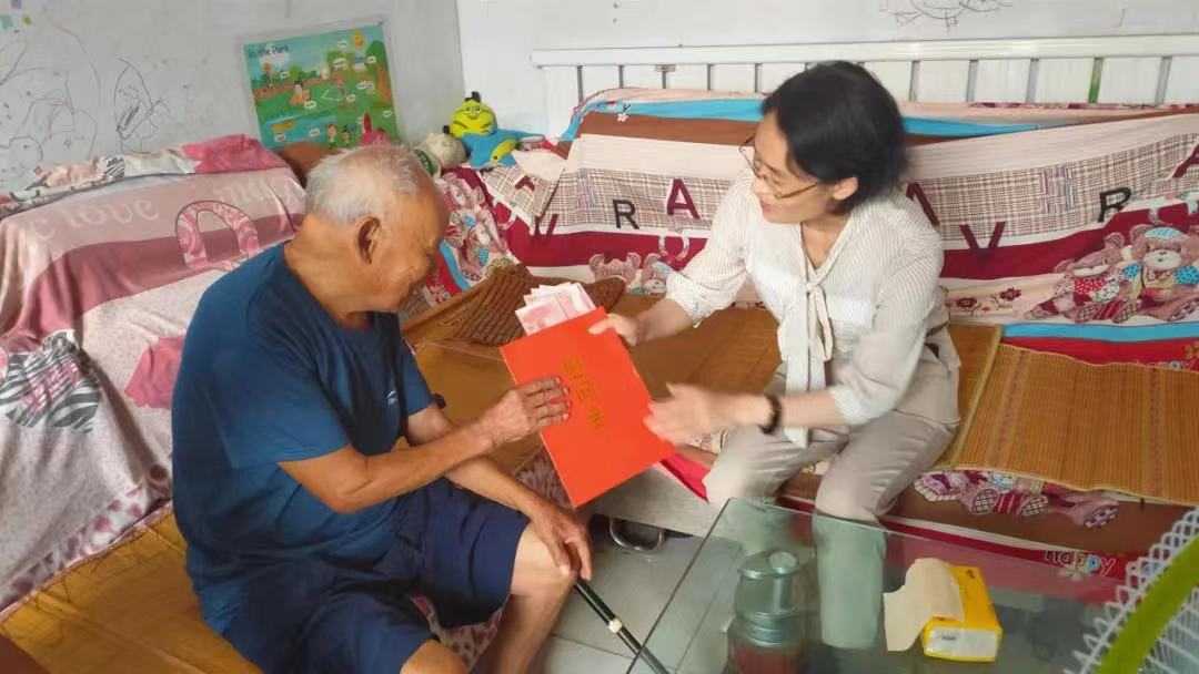 保太镇党委书记陈金玲走访慰问困难退役军人(图1)