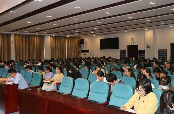 平邑县第四实验小学召开新学期工作安排部署会(图2)