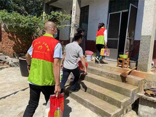 平邑街道吴家庄社管委联合沂蒙义工协会走访困难群众(图1)