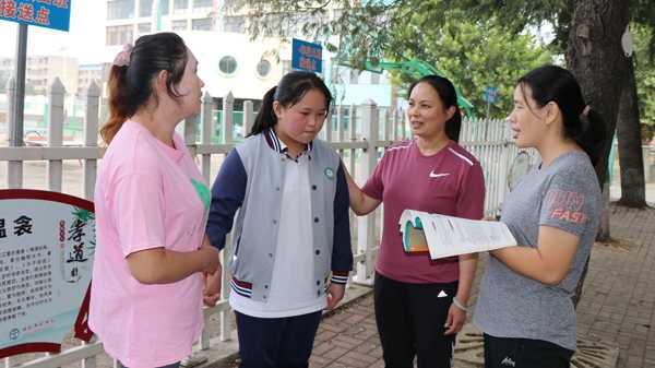 山东平邑：锦旗感谢  爱的教育(图2)