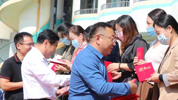 山东平邑：举行“奖六开七”读书活动(图1)