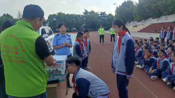 “关注交通安全 ，呵护儿童成长”—“宇通壹基金交通安全进校园”活动走进平邑兴蒙学校(图2)