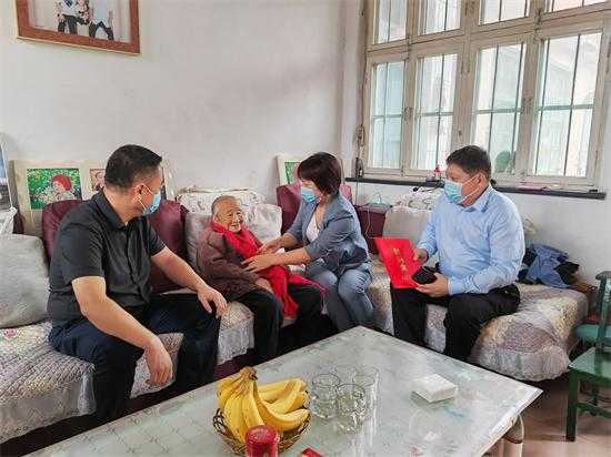 华明秀到街道走访慰问百岁老人(图3)