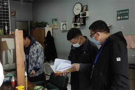 平邑街道：开展沿街商铺扫码督查行动(图1)