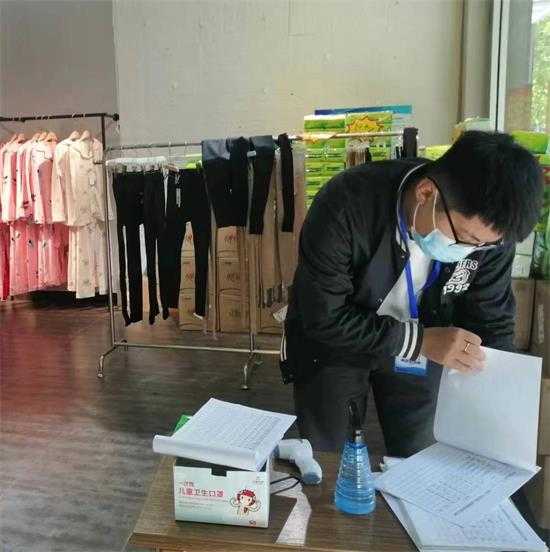 平邑街道：开展沿街商铺扫码督查行动(图2)