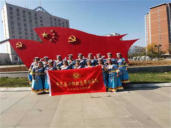 平邑街道：厚德社区文艺志愿者服务队广场舞展演(图1)