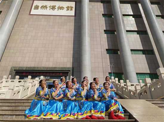 平邑街道：厚德社区文艺志愿者服务队广场舞展演(图2)