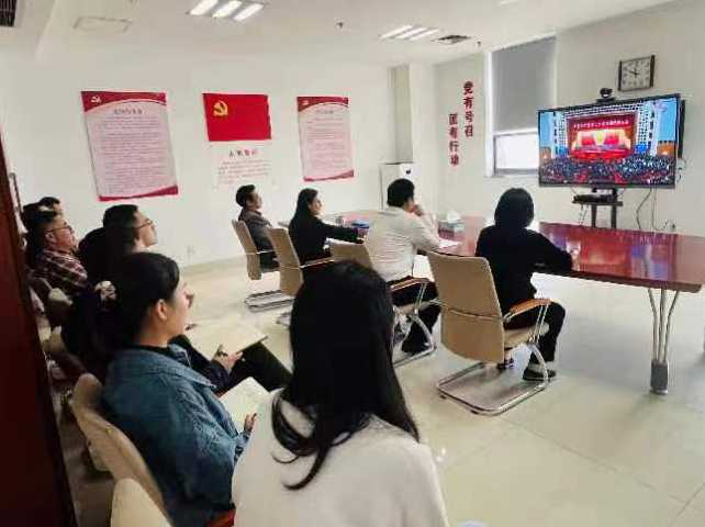 共青团临沂市委机关组织收听收看党的二十大开幕式(图1)