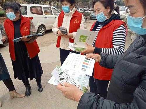 学习贯彻二十大 垃圾分类我先行——平邑街道开展垃圾分类宣传活动(图1)