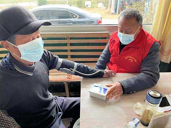 村医父子齐上阵 用爱筑起“健康屏障”(图2)