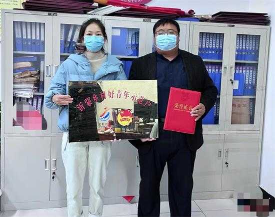 平邑街道为“乡村好青年”颁发证书(图1)