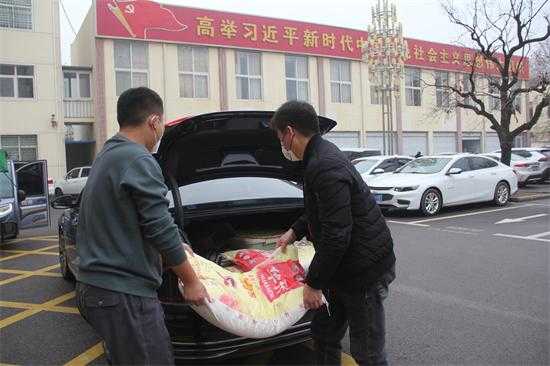 情意暖寒冬 新春送温暖——平邑街道开展巾帼送暖活动(图2)