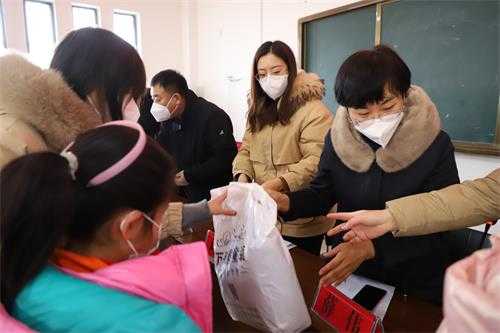 新衣暖童心 关爱护成长--“把爱带回家”暨“温暖加衣·爱心助童”活动走进平邑街道(图2)