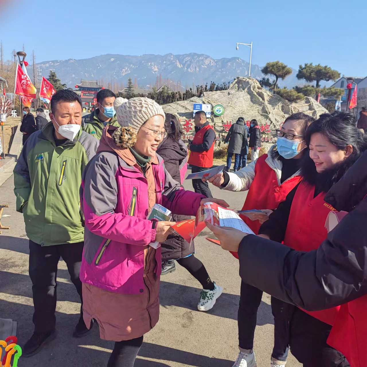 柏林镇开展“春节法治文化进景区” 普法宣传活动(图1)