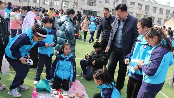 山东平邑：实验小学举办跳蚤市场  快乐成长(图1)