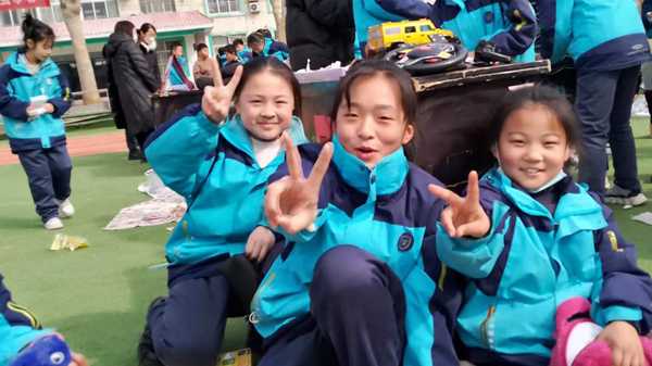 山东平邑：实验小学举办跳蚤市场  快乐成长(图3)