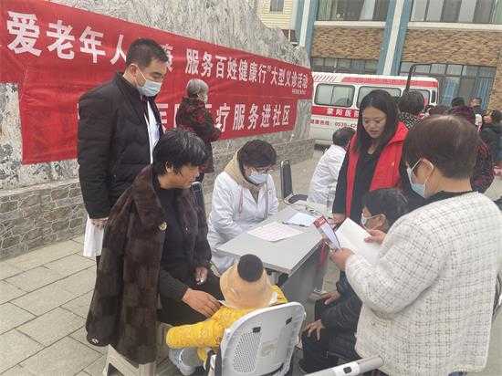 平邑街道汇金湾社区举办“关爱老年人健康  服务百姓健康行”大型义诊活动(图2)